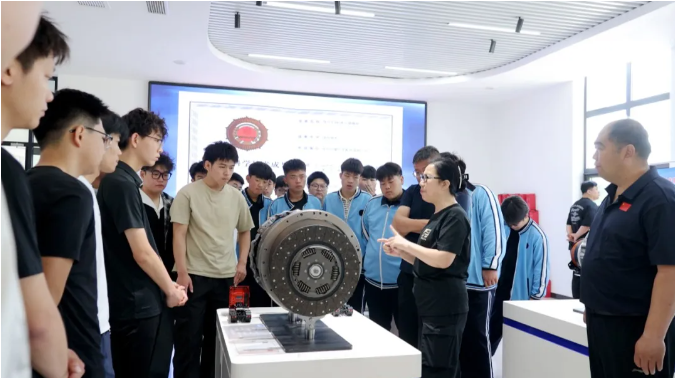 河间市科协联合沧州巨擎汽车配件有限公司举办企业开放日活动 职教中心师生走进智能制造一线